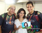 Aline Barros recebe presente do Jovem Interativo