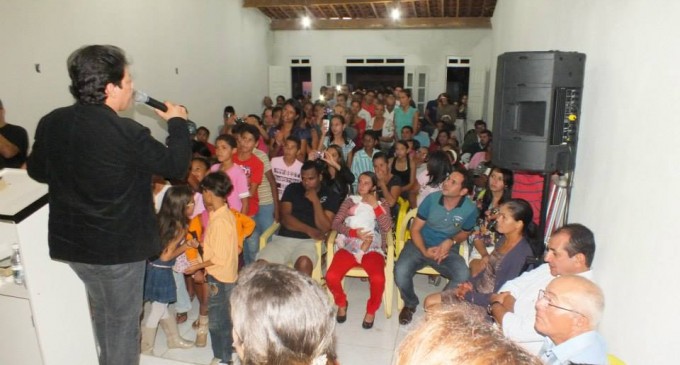 Daniel Diau participa de culto no Povoado Olhos d’Água