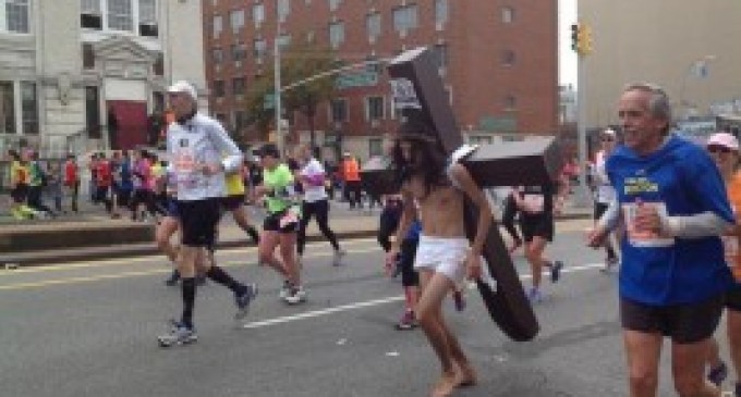 Homem corre maratona vestido de Jesus Cristo