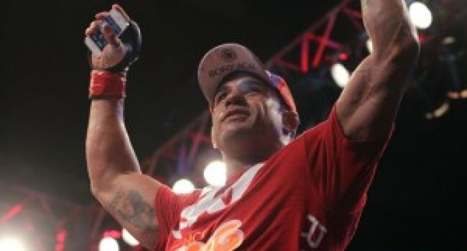 Vitor Belfort agradece a Deus por vitória sobre Dan Henderson