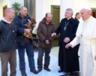 Papa Francisco comemora seu aniversário de 77 anos em café da manhã com moradores de rua