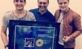 André e Felipe recebem Disco de Ouro pelo álbum “Paz e Amor”