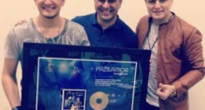 André e Felipe recebem Disco de Ouro pelo álbum “Paz e Amor”