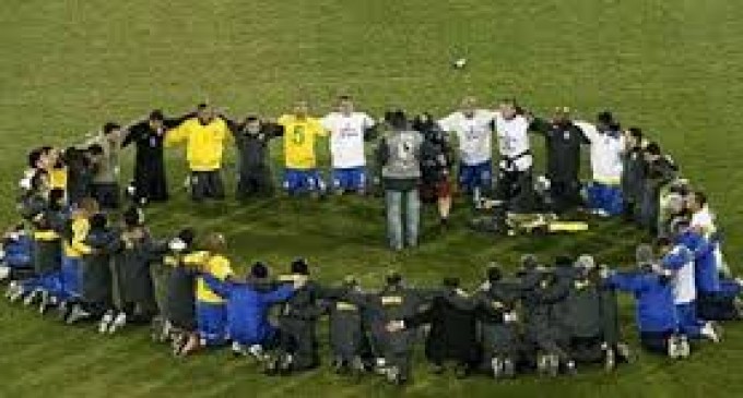 Copa do Mundo: jogadores da Seleção Brasileira pedem a bênçãos e proteção a Deus antes da partida