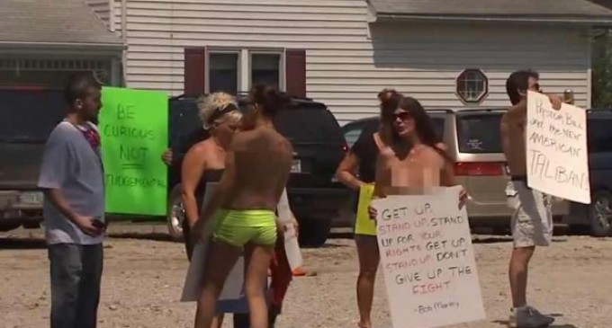 Strippers fazem topless diante de igreja para protestar