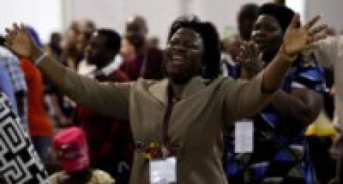 Africanos contrariam orientações sobre epidemia e lotam igrejas clamando pelo fim do surto do Ebola