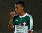 Lateral esquerdo do Palmeiras afirma que ora diariamente de joelhos para que o time não seja rebaixado