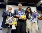 Anderson Freire recebe discos de ouro e de platina