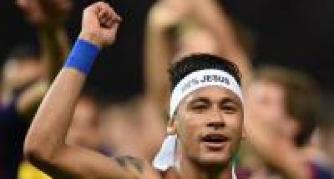 Neymar exibe faixa “100% Jesus” em comemoração do título da Liga dos Campeões