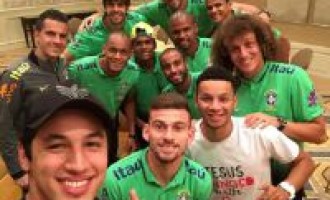 Três jogadores da Seleção Brasileira se convertem em reunião de oração