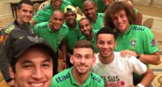 Três jogadores da Seleção Brasileira se convertem em reunião de oração