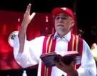 Com boné do MST, padre ensina interpretação “comunista” da Bíblia