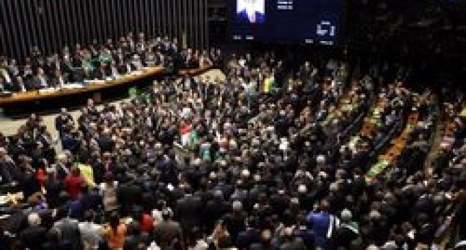 Menções a Deus e a Bíblia permeiam votos do impeachment