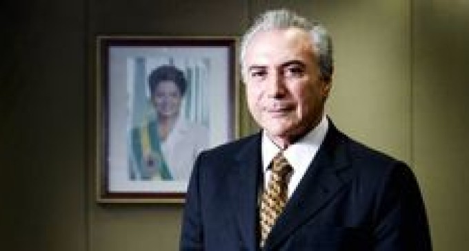 Deputados evangélicos oram por Michel Temer