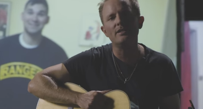 Chris Tomlin lança clipe colaborativo com testemunhos de superação; assista