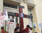 Militantes do PT ‘crucificam’ Lula e o comparam a Jesus Cristo: “Bem-aventurado”