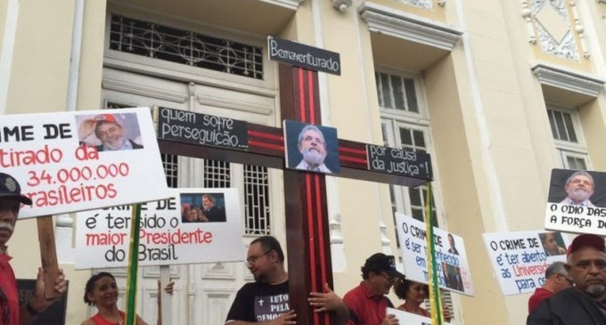 Militantes do PT ‘crucificam’ Lula e o comparam a Jesus Cristo: “Bem-aventurado”