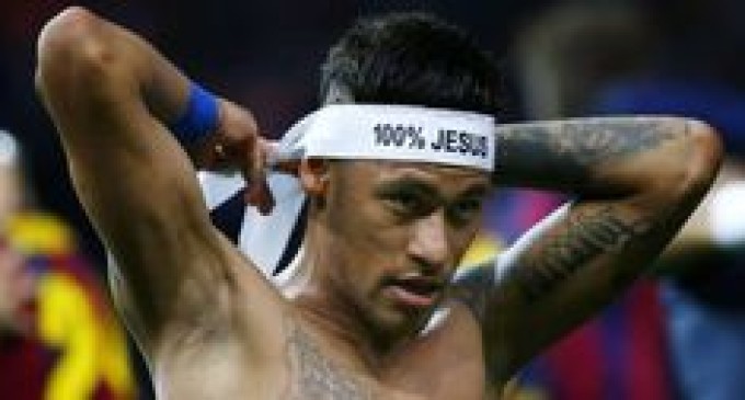 Neymar “consagra” as pernas com novas tatuagens religiosas