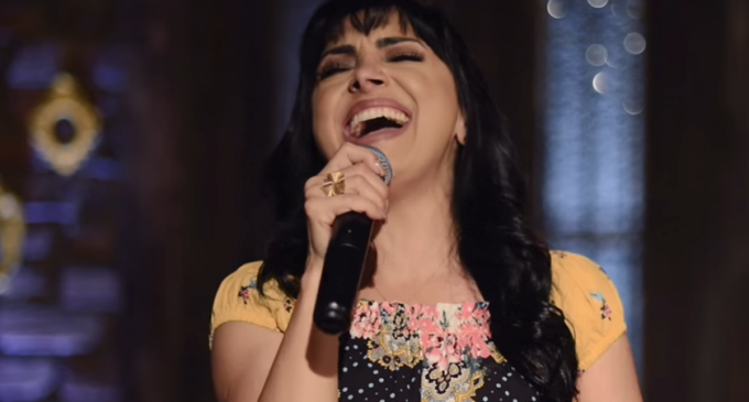 Eyshila lança o single “Licença pra vida” em formato Live Session