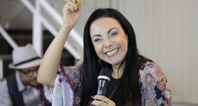 Cristina Mel relembra sucessos com projeto “Na casa da Mel”, no Youtube