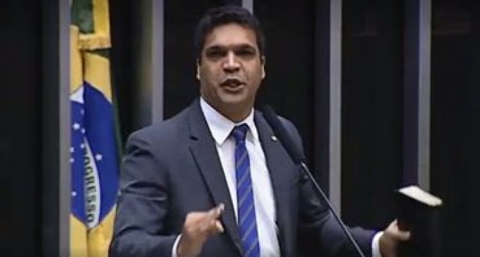 Deputado expulsa demônios do Congresso e pede que Temer deixe a maçonaria