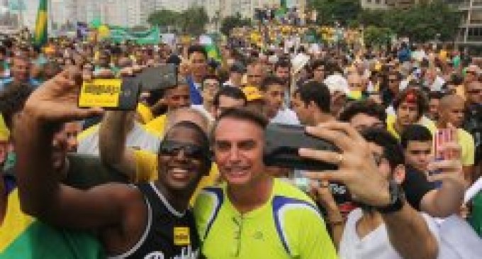 Revista internacional prevê crescimento ainda maior dos evangélicos e Bolsonaro bem-sucedido