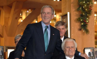 Bush diz que Billy Graham foi sua maior influência: “Deus trabalhou em mim através dele”