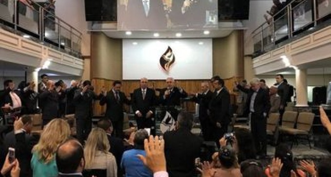 Meirelles volta a “pregar” em culto da Assembleia de Deus