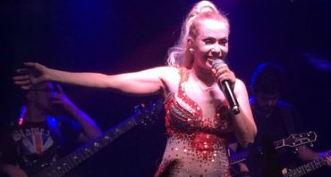 Joelma canta “Ressuscita-me” durante show em boate gay