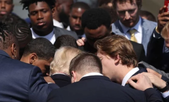 Jogadores visitam a Casa Branca e oram pelo presidente Trump