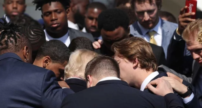 Jogadores visitam a Casa Branca e oram pelo presidente Trump