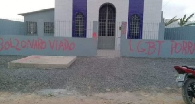 Militantes do PT vandalizam templo da Assembleia de Deus em Pernambuco