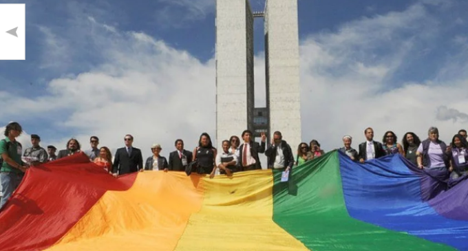 Haddad, Ciro e Boulos assinam compromisso com a comunidade LGBT