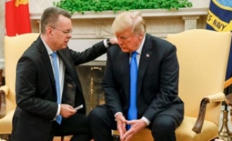 Pastor libertado de prisão na Turquia ora por Donald Trump na Casa Branca