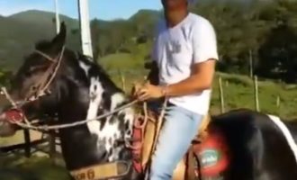 No Twitter, Daciolo surge a cavalo para explicar sumiço: “Tenho andado no meio do mato”