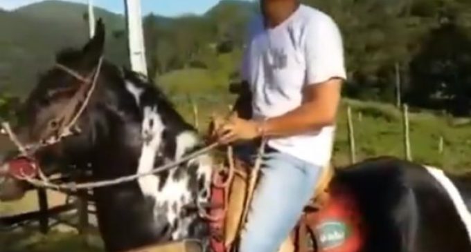 No Twitter, Daciolo surge a cavalo para explicar sumiço: “Tenho andado no meio do mato”