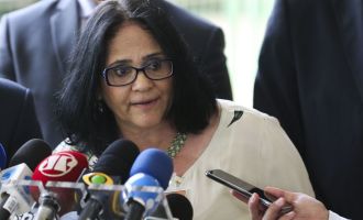 Editora lança “kit gay” e envia para Damares Alves: “Hora de começarmos um diálogo”