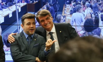 Bolsonaro oficializa Marco Feliciano como um dos vice-líderes de governo