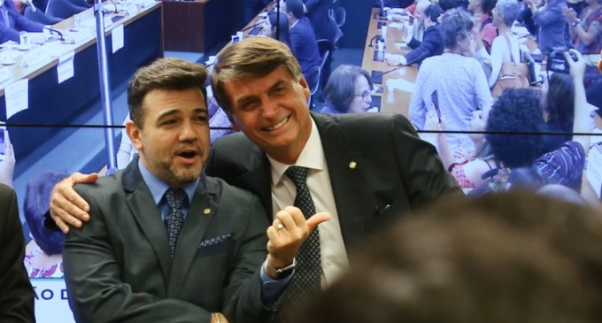 Bolsonaro oficializa Marco Feliciano como um dos vice-líderes de governo