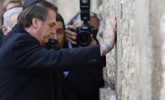 Em ato histórico, Jair Bolsonaro visita o Muro das Lamentações