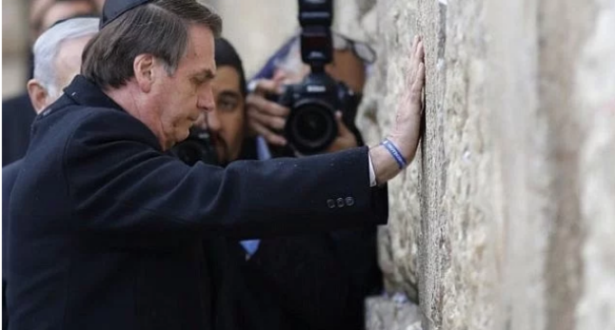 Em ato histórico, Jair Bolsonaro visita o Muro das Lamentações