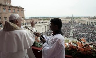 Domingo de Páscoa: Papa pede ajuda para países em crise