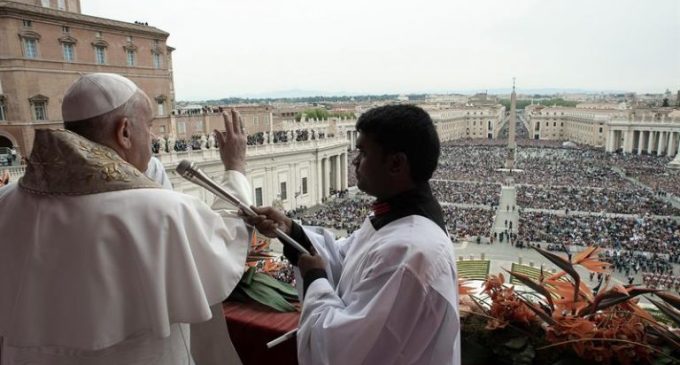 Domingo de Páscoa: Papa pede ajuda para países em crise