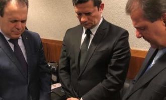 Sérgio Moro ganha Bíblia e recebe oração ao se encontrar com pastores dos Gideões