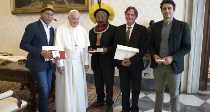 Indígena brasileiro é recebido pelo papa no Vaticano