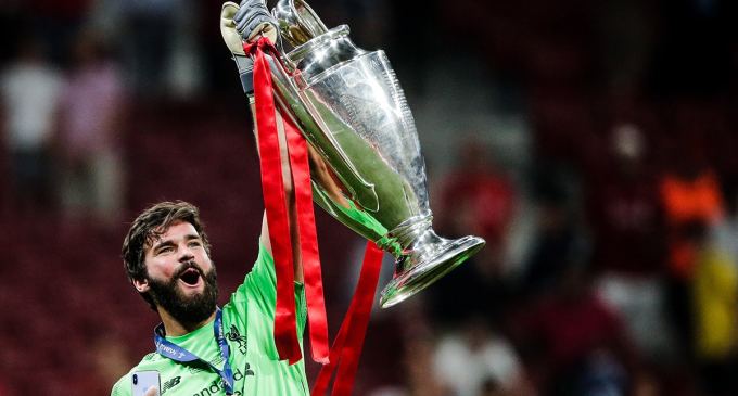 Destaque em final da Champions League, Alisson expressa gratidão: “Glória a Deus”