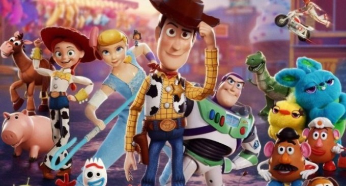 ‘Toy Story 4’ tem cena sutil de mães lésbicas, criticam grupos pró-família