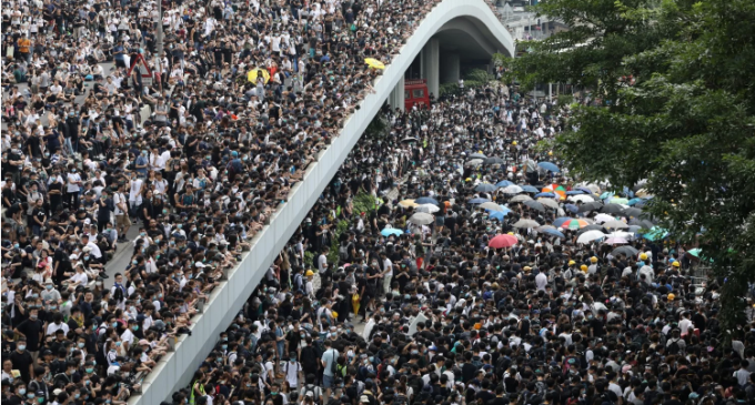 Manifestantes protestam contra comunismo em Hong Kong: “Deus abrirá o caminho”