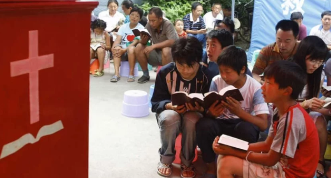 Polícia invade igreja e prende cristãos por se reunirem “ilegalmente”, na China