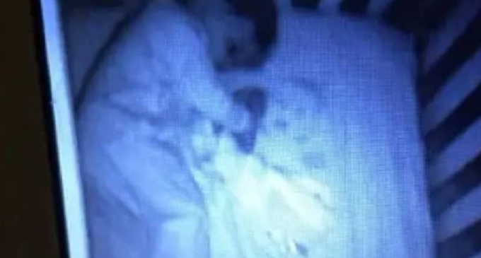 Bebê Fantasma aparece em berço e mãe tem surpresa ao chegar ao quarto